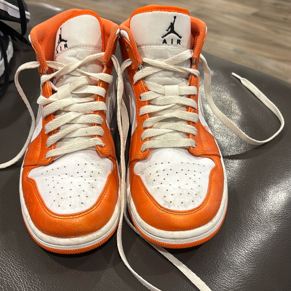 These are orange and white jordan’s been used. Some creasing.
